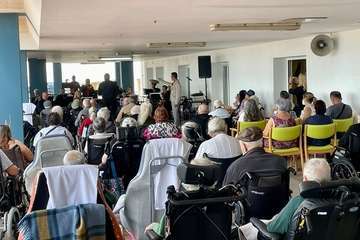 La Banda Municipal y el cantante Fasur deleitan a los internos de la Residencia de Taliarte/TA.